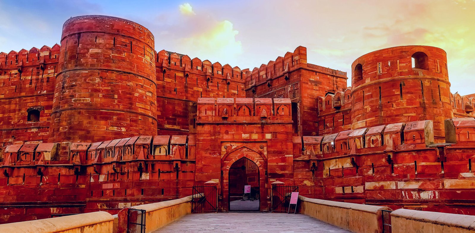 Agra Fort – UNESCO World Heritage Site Agra Fort in Agra, UNESCO World Heritage red sandstone fort near Taj Mahal