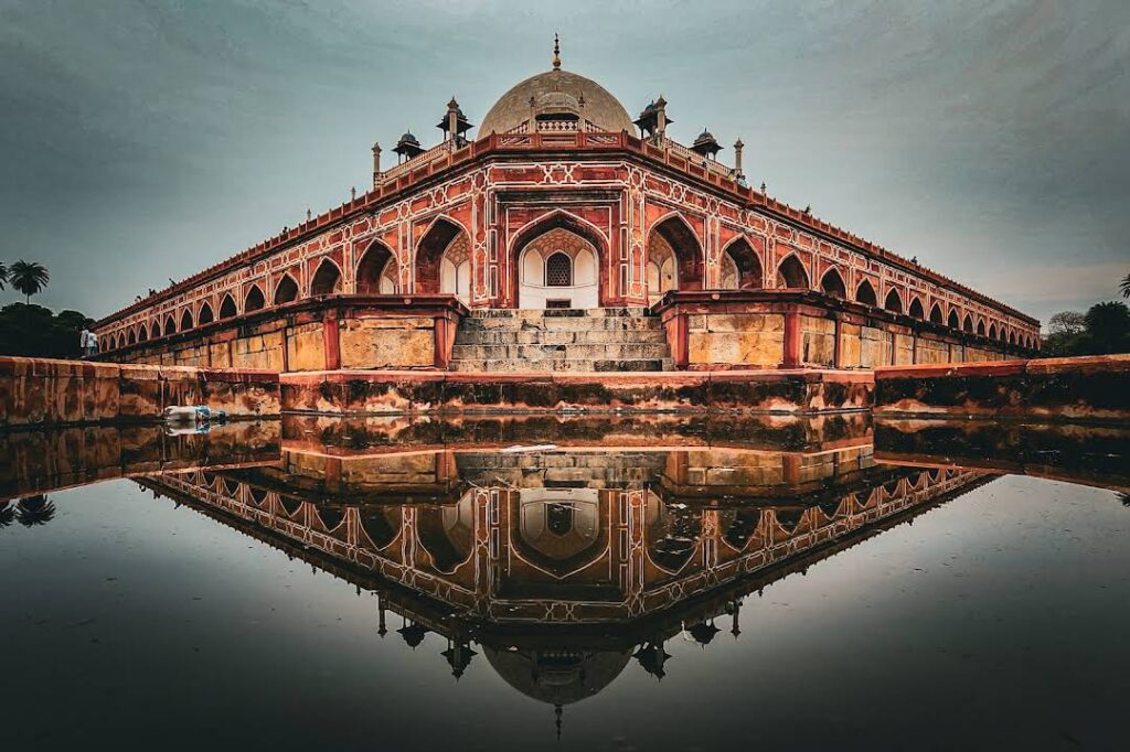 Delhi one day tour by car - visit India Gate, Qutub Minar, Red Fort, Lotus Temple, Akshardham
