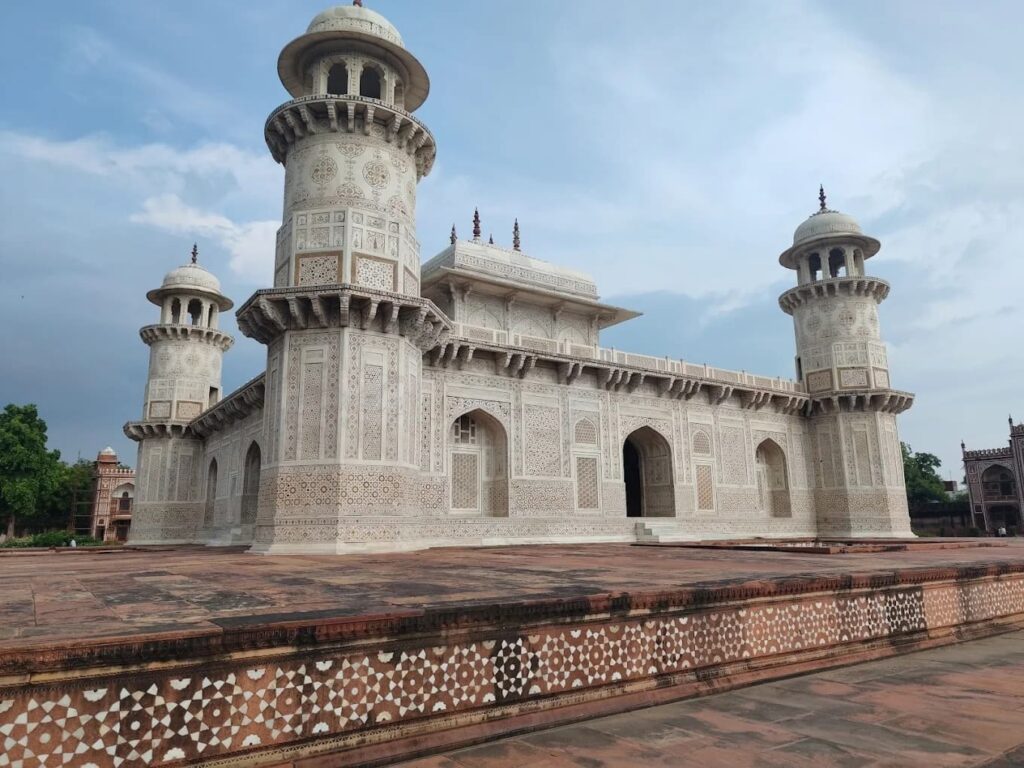Agra sightseeing in one day by car with Taj Mahal, Agra Fort, Baby Taj and shopping
